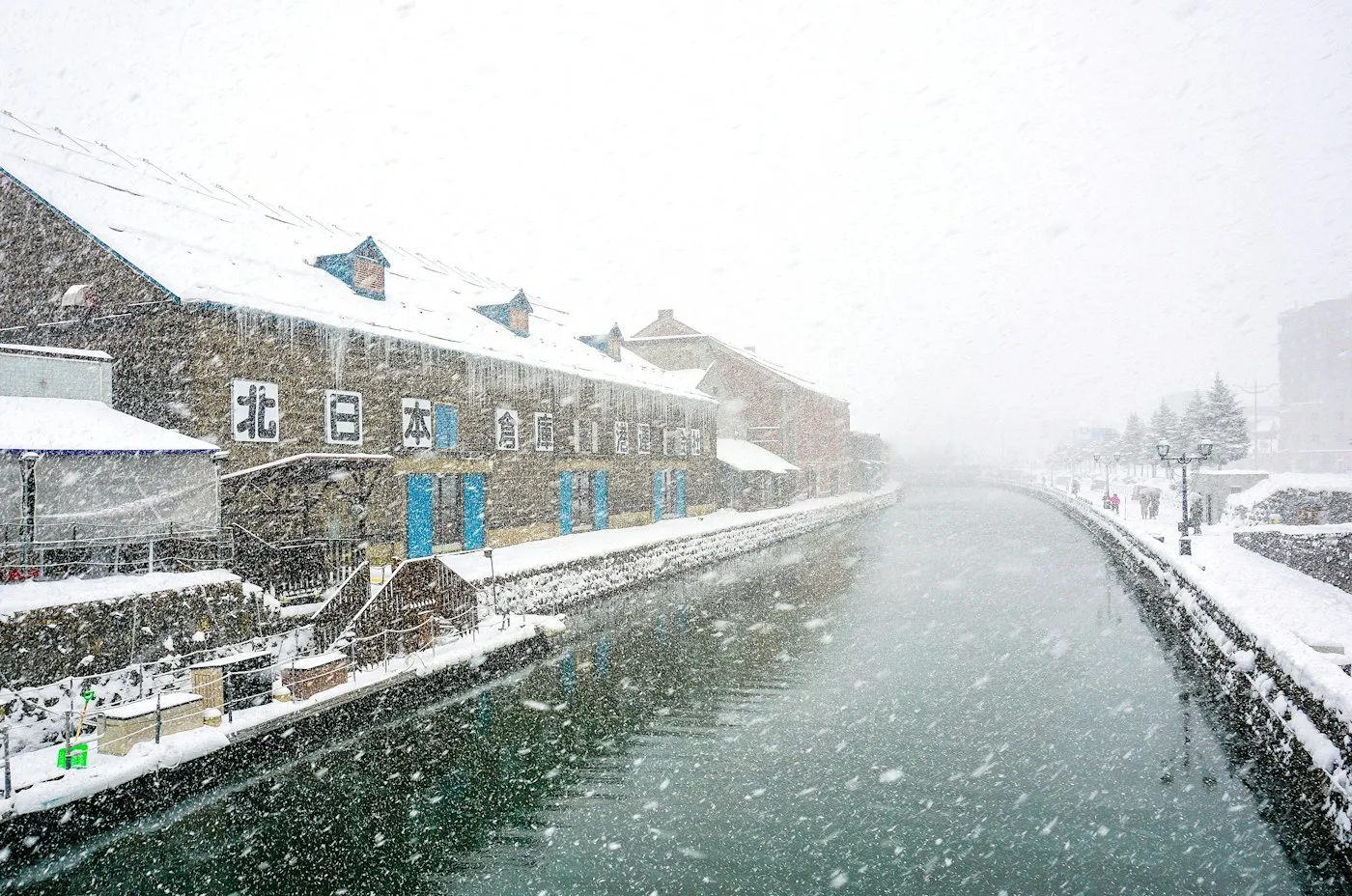 Kar yağışı altında kanal ve depolar