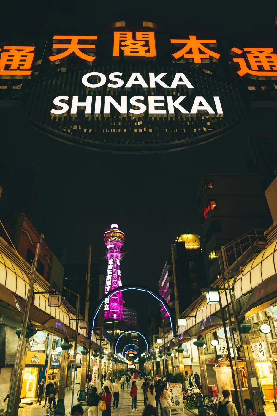 Mor ve pembe ışıklarla aydınlanan Tsutenkaku