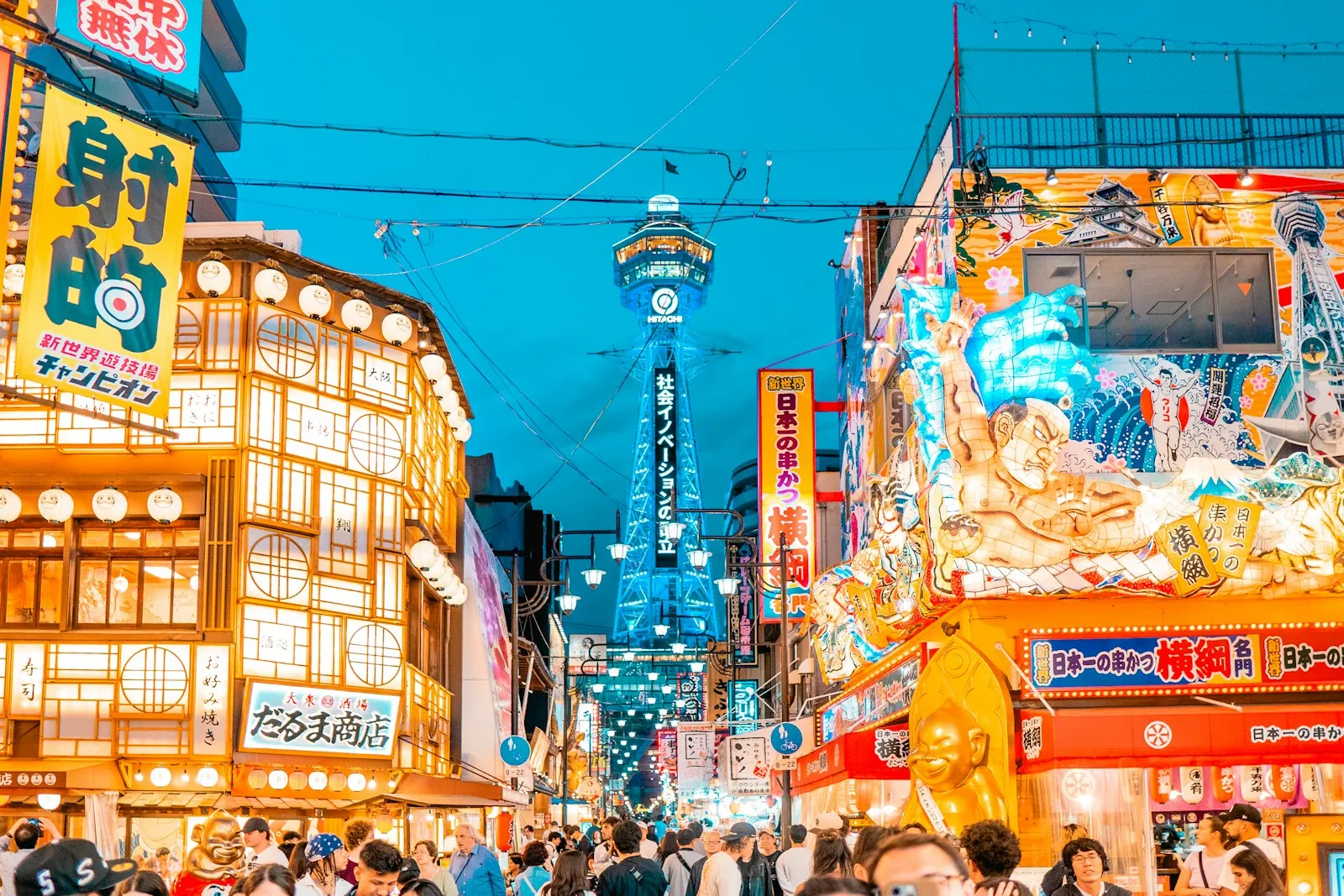 Tsutenkaku Kulesi ve Shinsekai'nin gece tabelaları