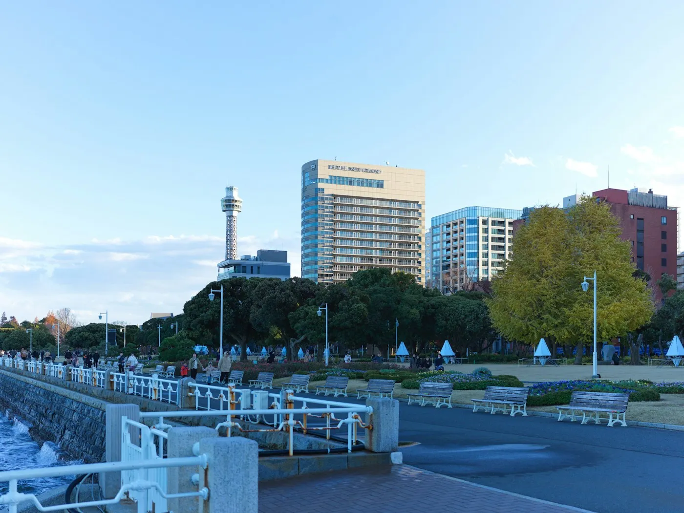 Yamashita Parkı'nda deniz kenarı ve Marine Tower