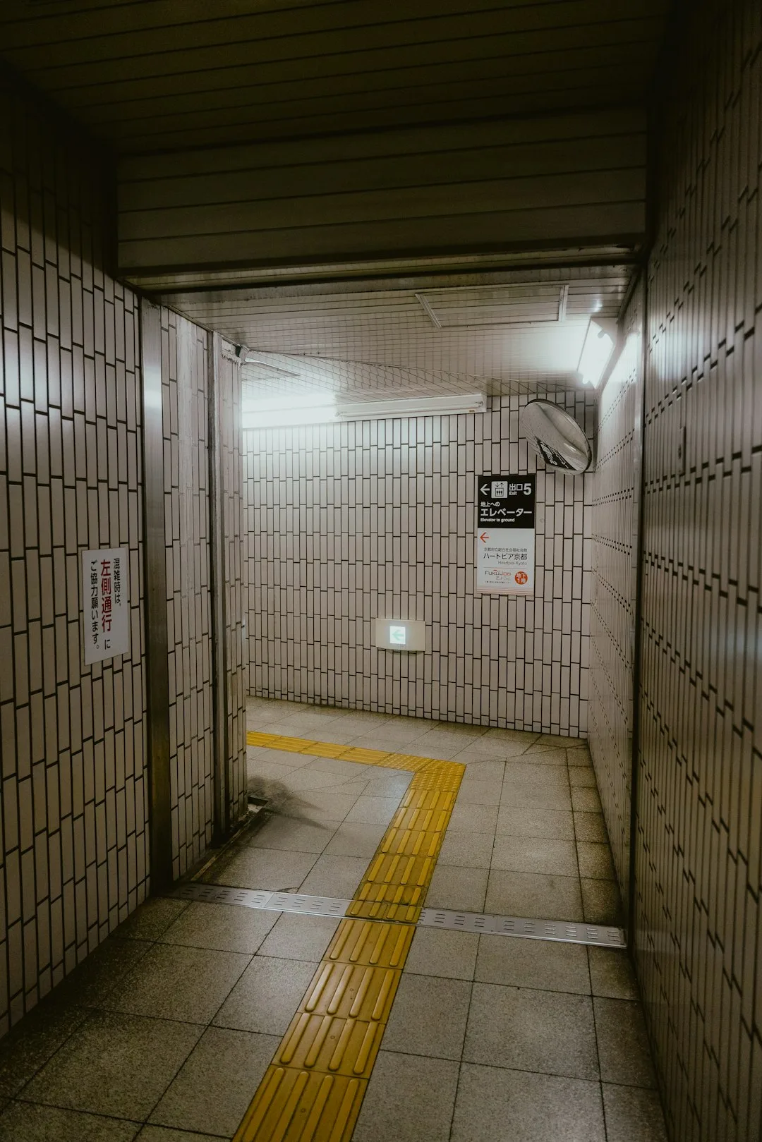 Sarı kabartmalı yönlendirme şeridi olan boş metro tüneli