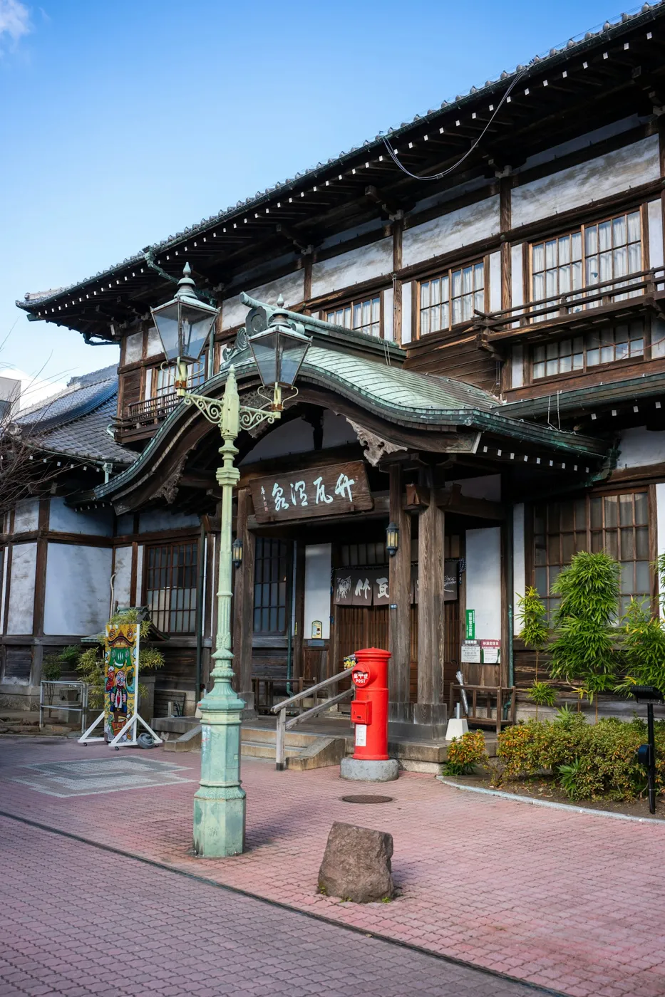 Takegawara Onsen'in yanında lamba ve posta kutusu