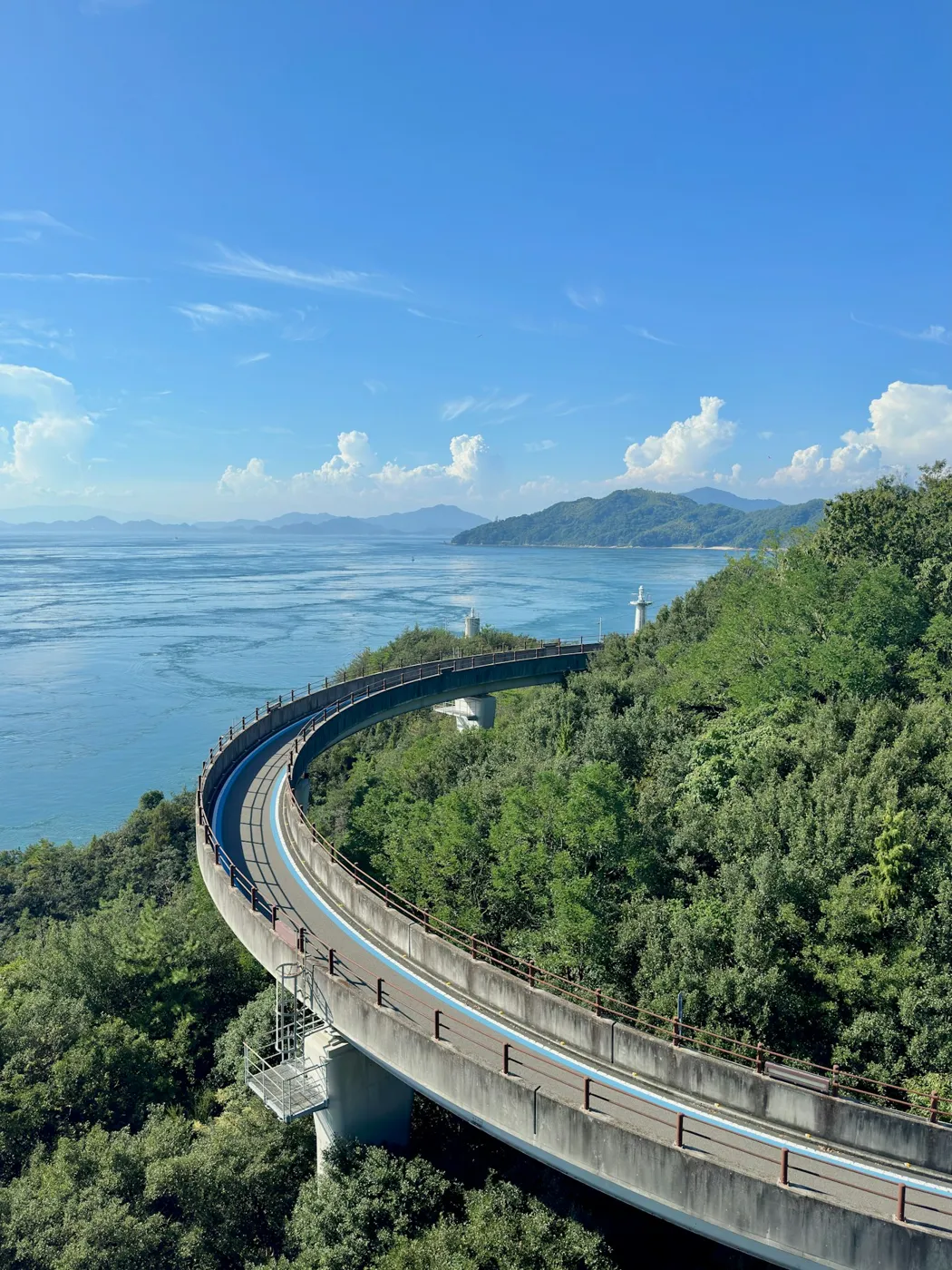 Shimanami Kaido'da köprüye çıkan kıvrımlı bisiklet rampası