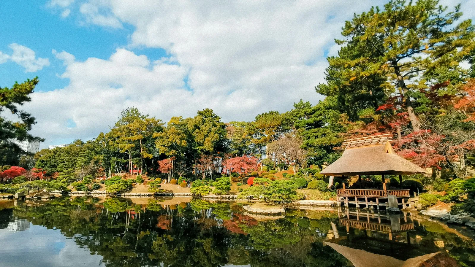 Shukkeien'de gölet, çay evi ve sonbahar ağaçları