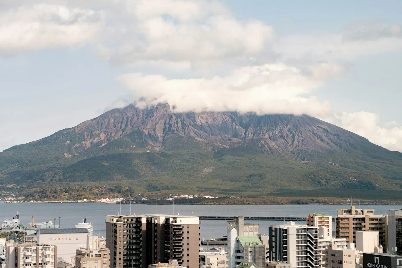 Bulutların altında Sakurajima
