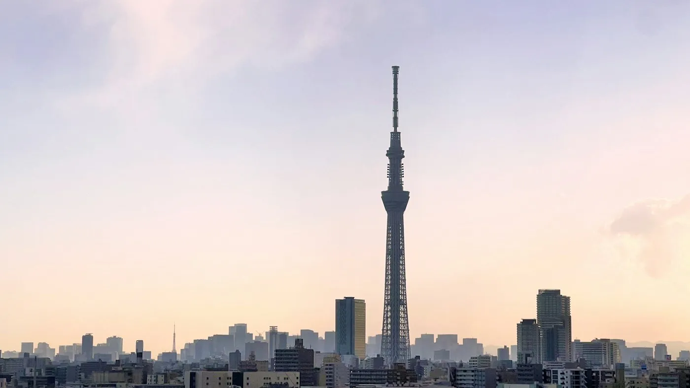 Pastel gökyüzünde Tokyo ufku ve Skytree
