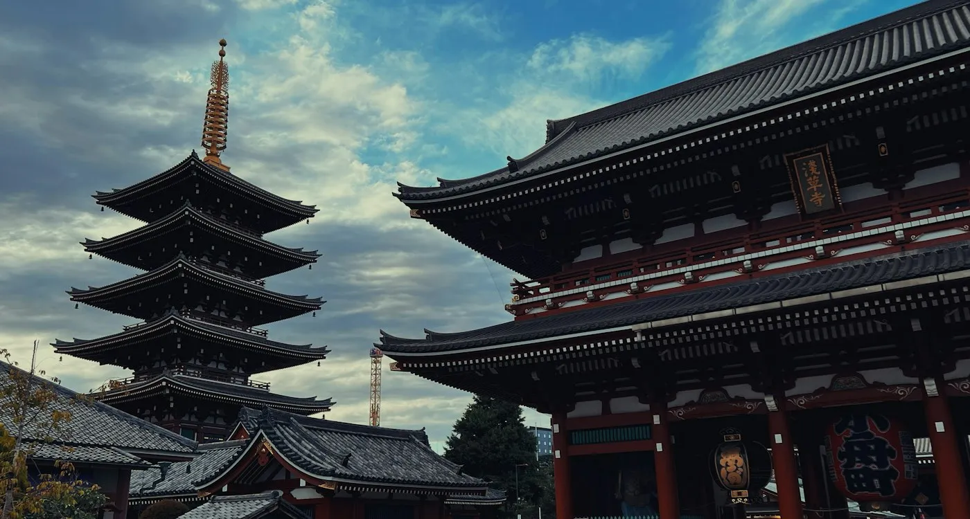 Pagoda ve Hōzōmon kapısı