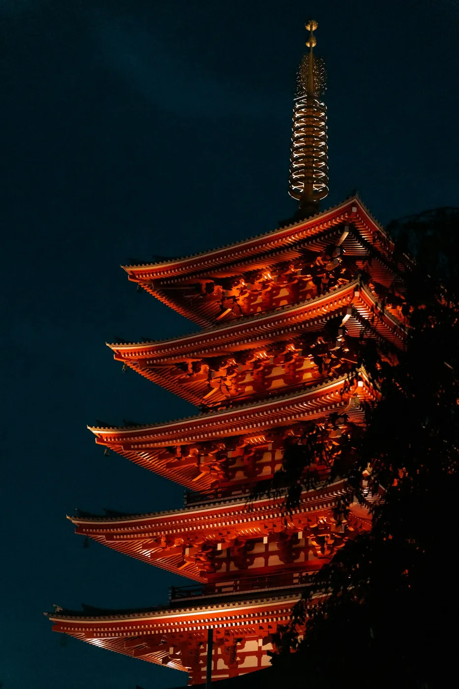 Gece aydınlatılmış beş katlı pagoda