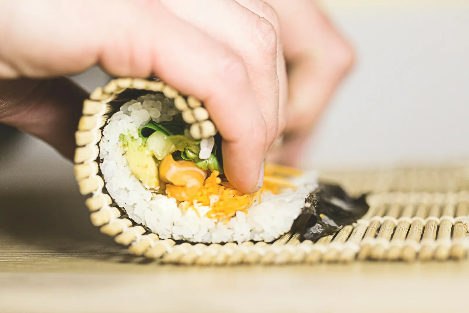Maki rulosu sararken eller