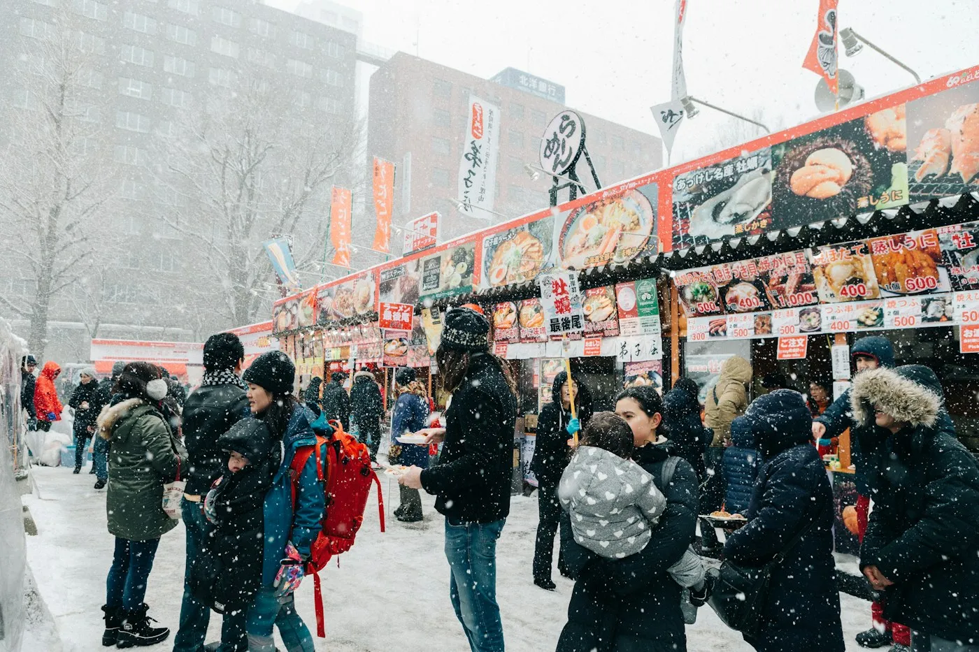 Odori'de kar yağışı altında yemek tezgâhları