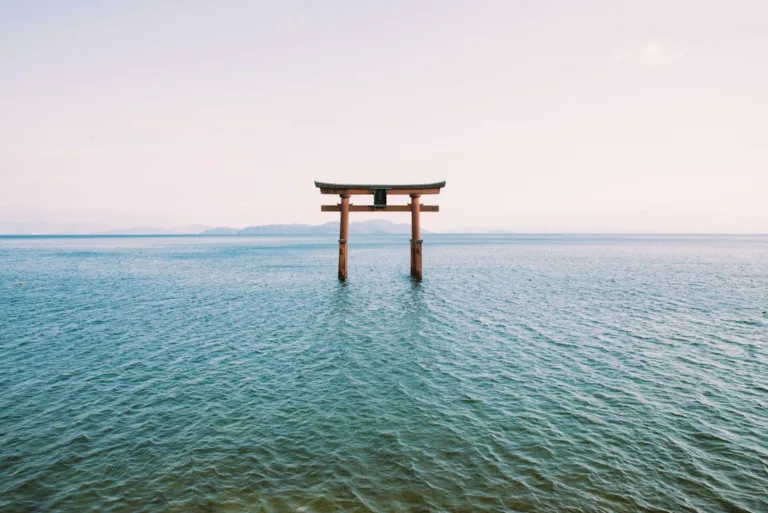 Biwa Gölü'nde su içinde yükselen torii kapısı