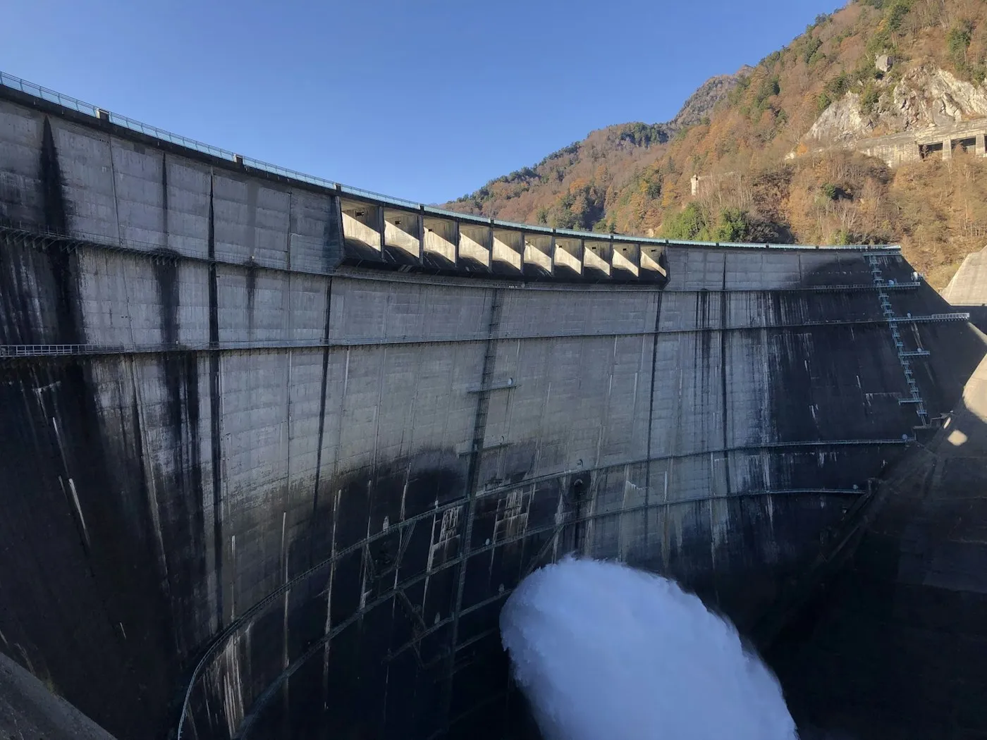Kemerli beton barajın gövdesinden fışkıran su