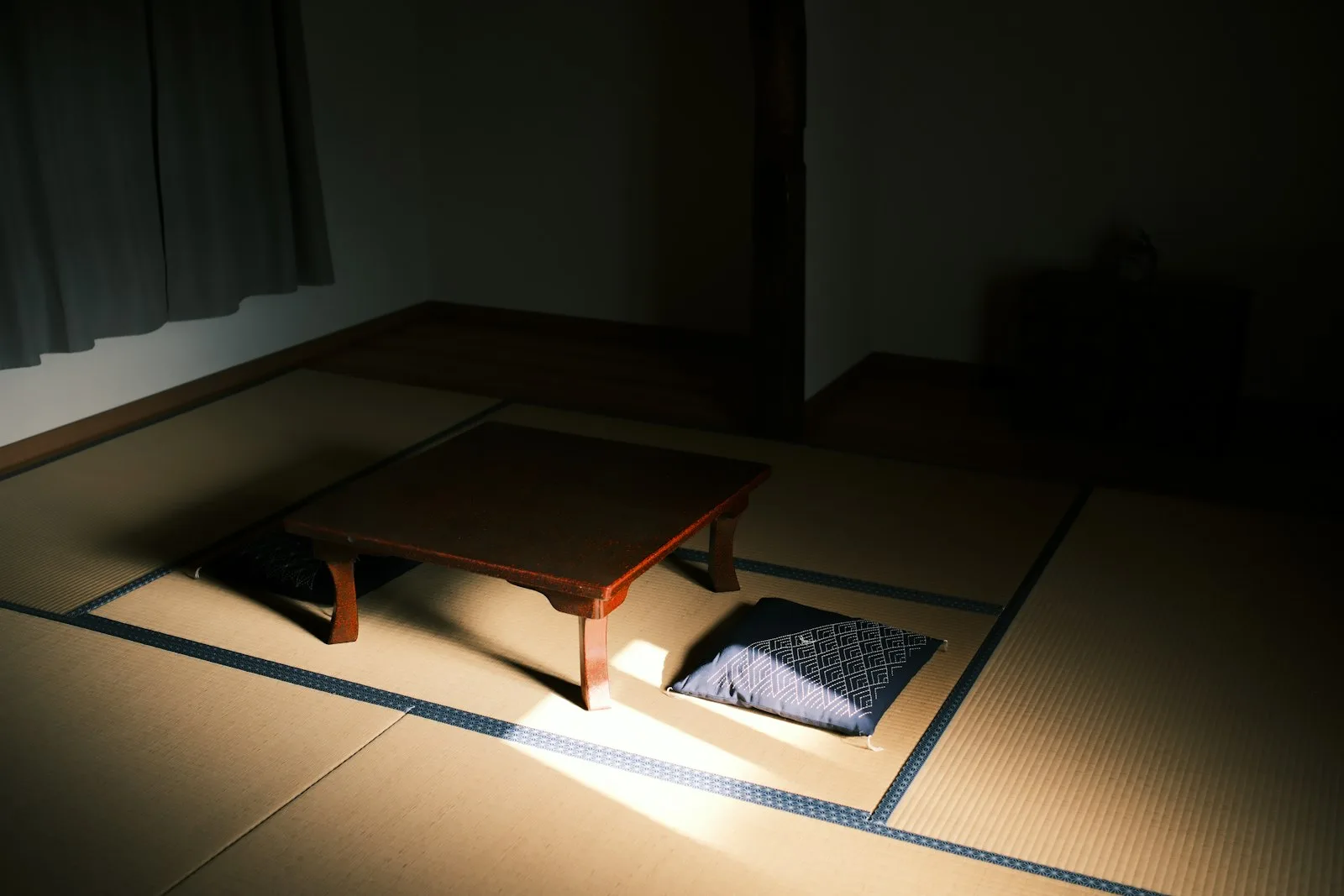 Tatami zeminde minderlerle çevrili alçak ahşap masa