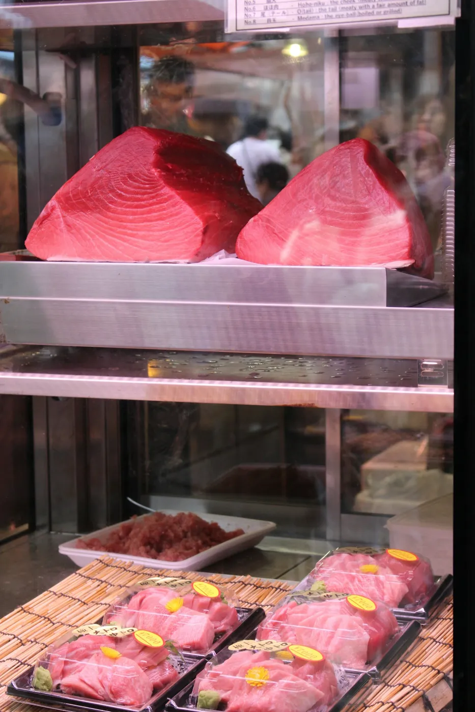 Tsukiji pazarında soğutucuda tuna dilimleri