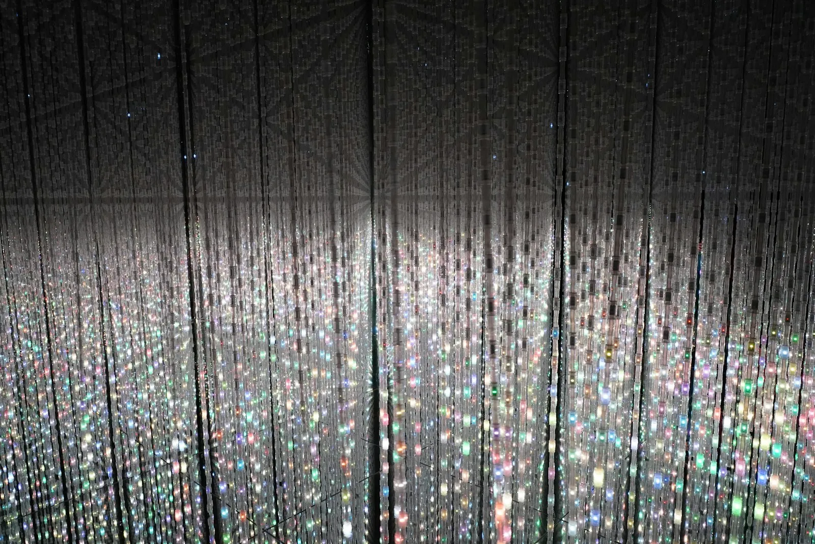 teamLab Planets'te ışıkların yansıdığı ayna odası
