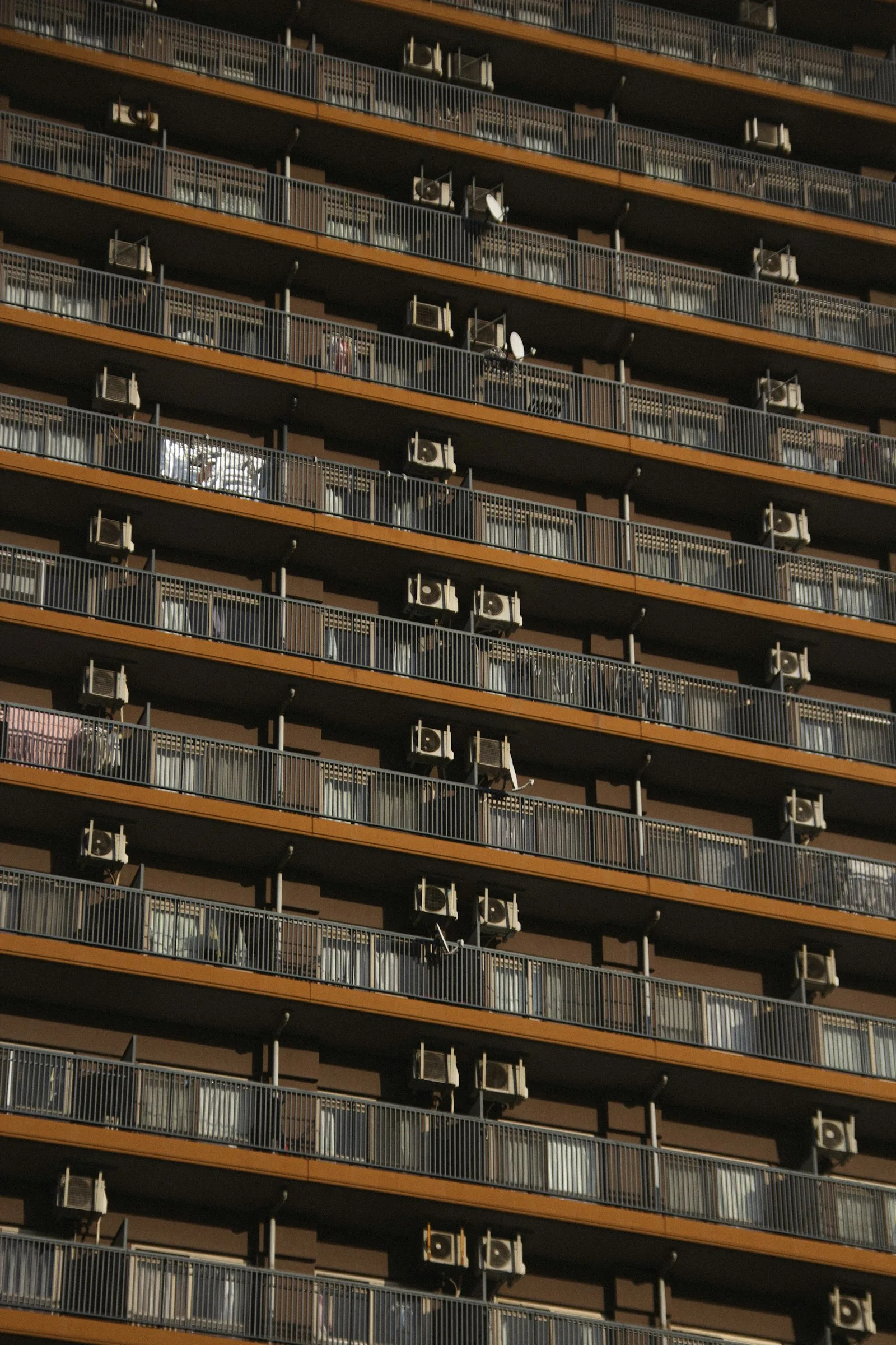 Tokyo'da balkonlu yüksek bir apartman binası