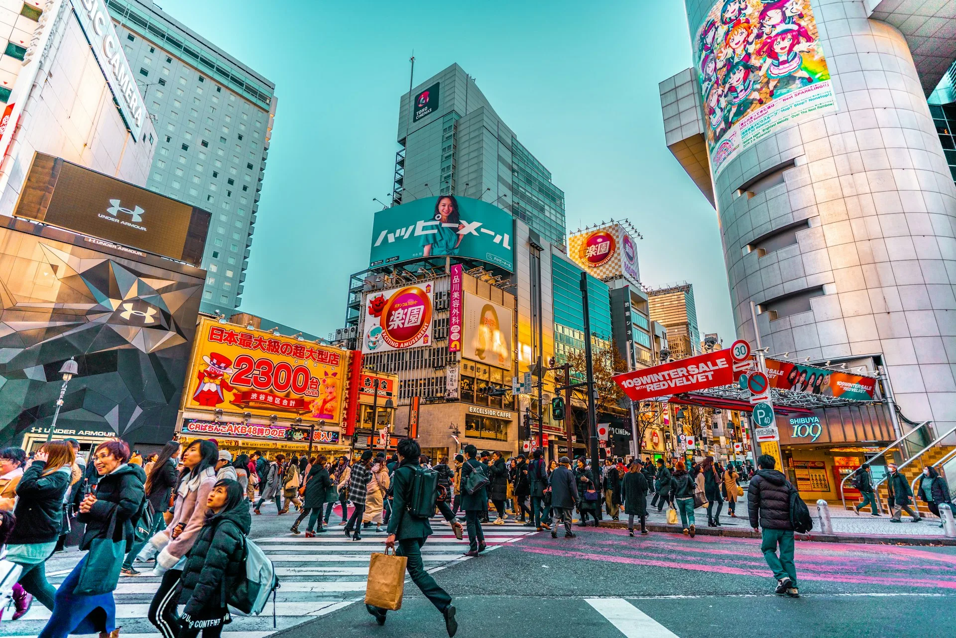 Tokyo'da Shibuya Çaprazı'ndan geçen kalabalık