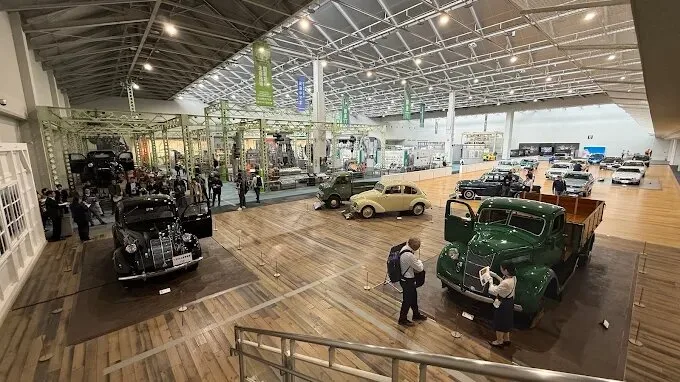 Müzenin otomobil salonunda sıralanmış eski Toyota modelleri ve kamyonetler