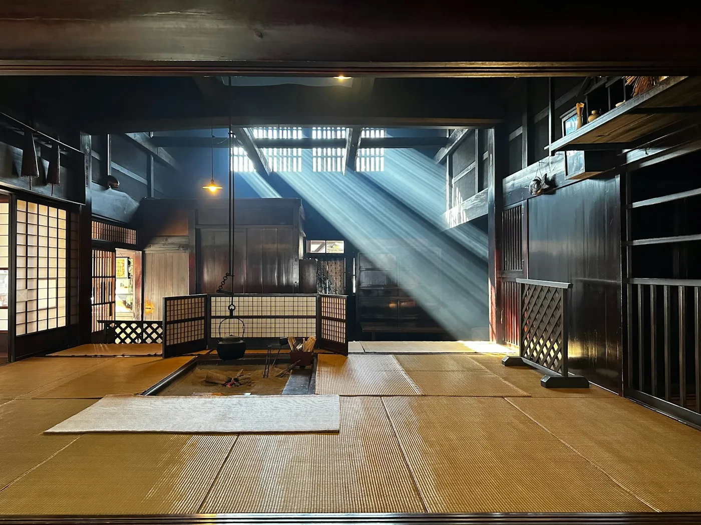 Tatami odasına yüksek pencereden giren güneş ışığı demetleri ve ocak