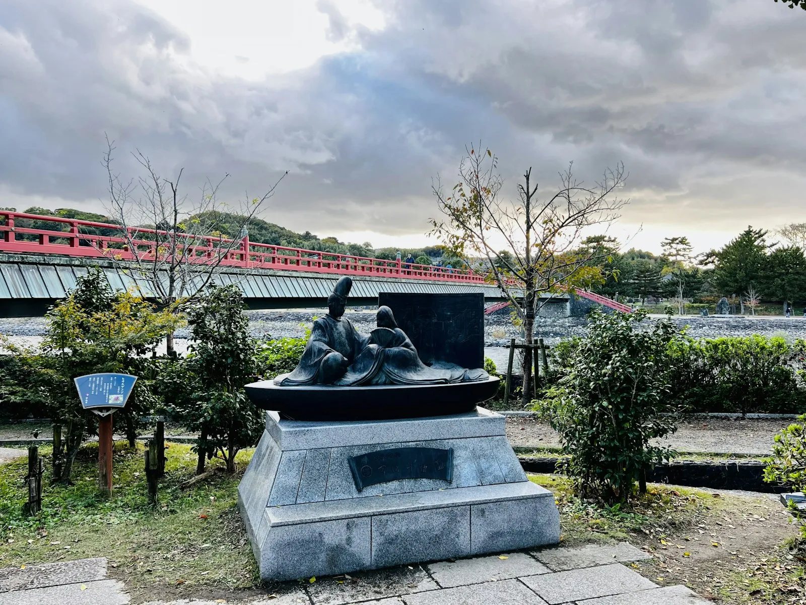Uji Nehri kıyısında kırmızı köprünün yanında bir anıt heykel