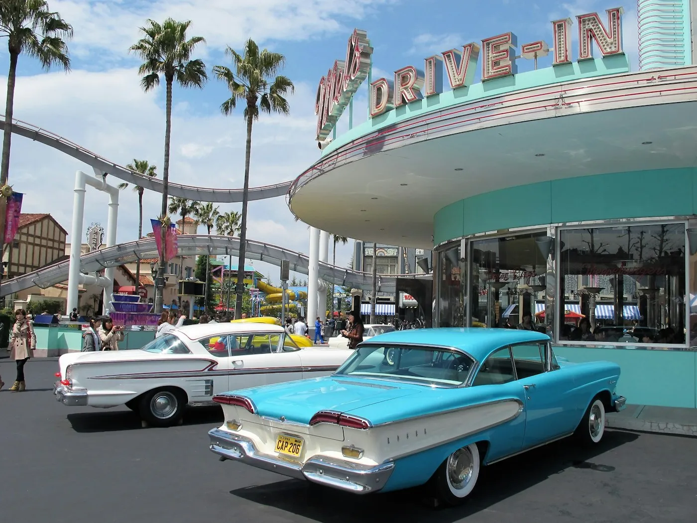 Retro arabalar ve Drive-In temalı cephe